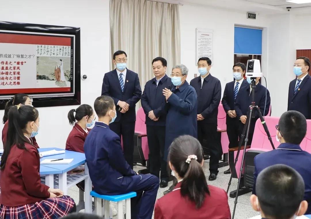 奧威亞在新疆丨兵團(tuán)一中這節(jié)遠(yuǎn)程互動(dòng)課，陳寶生部長(zhǎng)高度贊譽(yù)